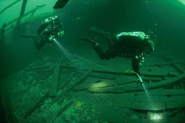 How deep do Navy divers dive