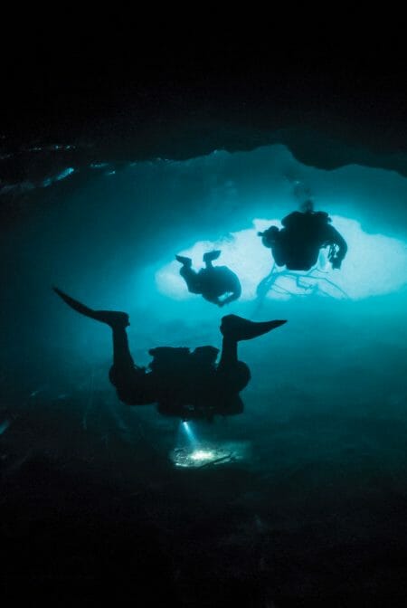 How long can you stay underwater with a scuba tank