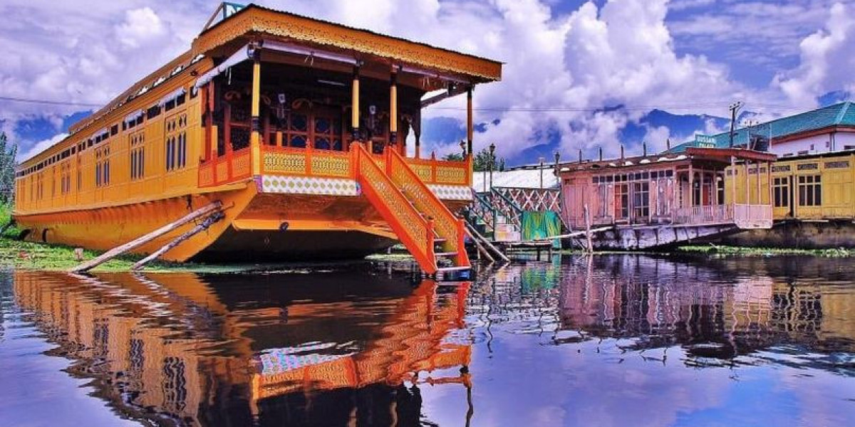 Conveniently Book Houseboats Online in Kashmir