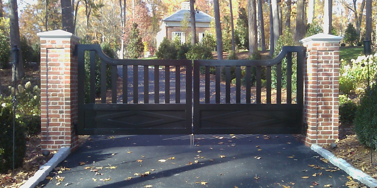 What types of metal fences are available, and what are their uses?