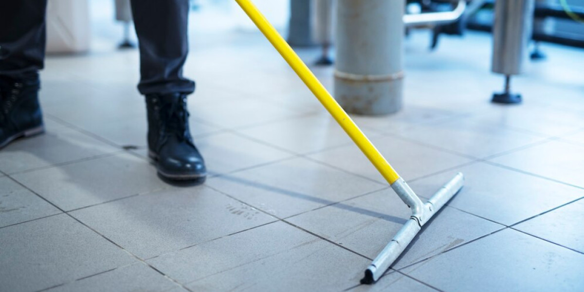 What is the main benefit of using a professional Cleaning Service Oakland?
