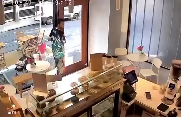 Intentó llevarse la propina de una cafetería, lo descubrieron y la historia tuvo un inesperado final.