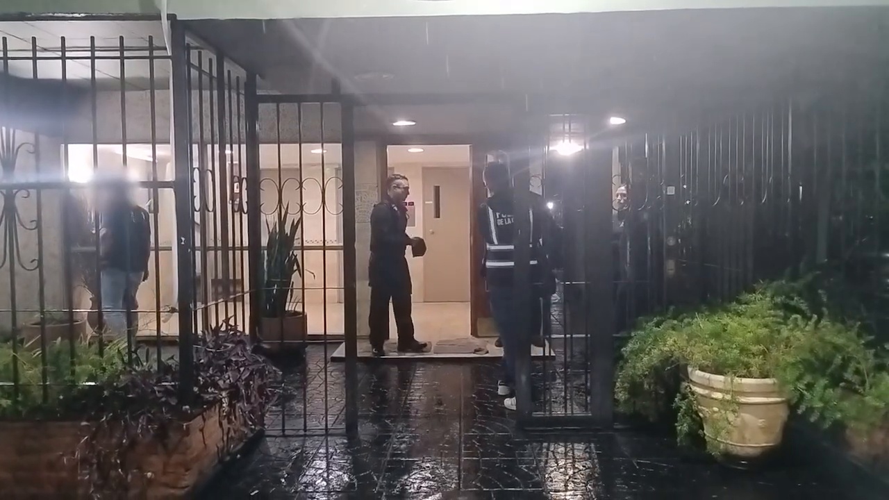 Secuestraron un arsenal y 50 plantas de cannabis durante un allanamiento.