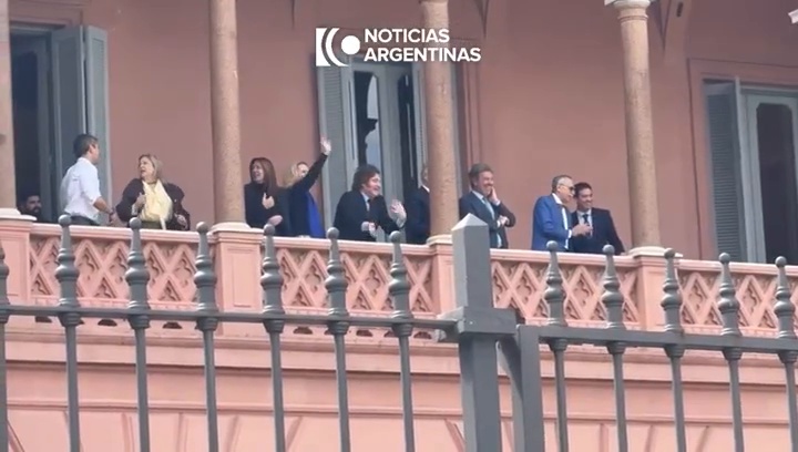 Javier Milei salió al balcón con sus ministros e hizo un “six seven” ante los jóvenes.