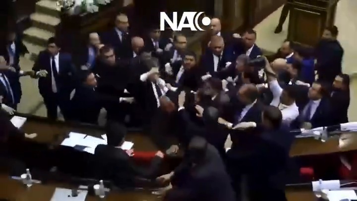 Pelea a las trompadas en el Parlamento de Armenia