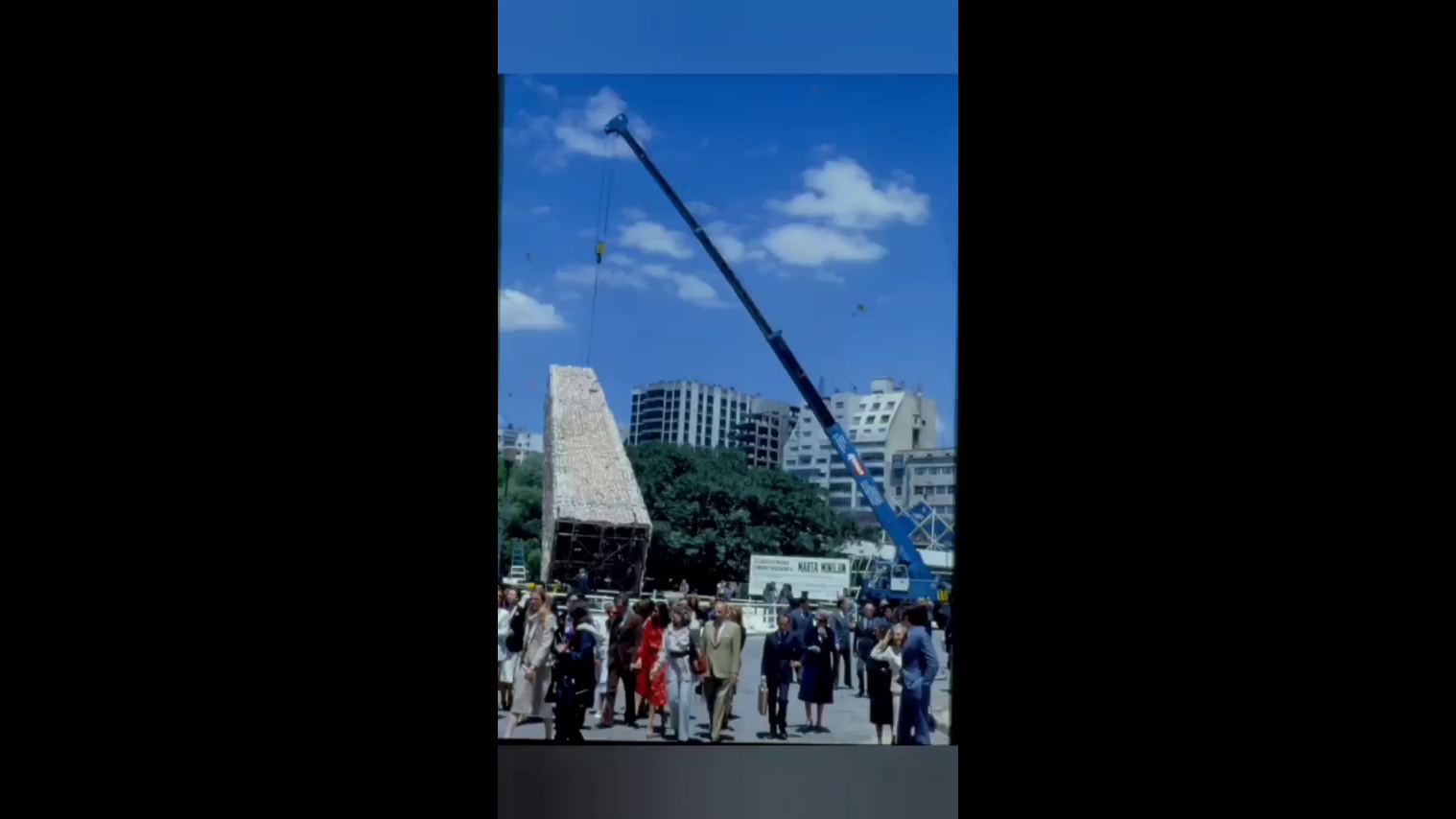 En 1979, Marta Minujín construyó un Obelisco de 32 metros con 10.000 pan dulces.