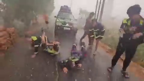 Bomberos en Indonesia celebran la llegada de lluvias tras combatir durante mucho tiempo incendios forestales