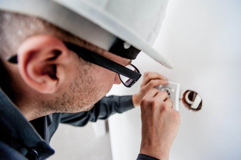 Electrician in Weir