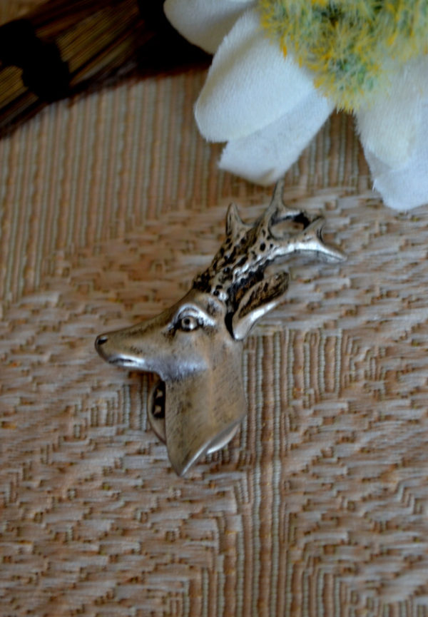 Pewter finish hat pin depicting 3-dimensional deer head.
