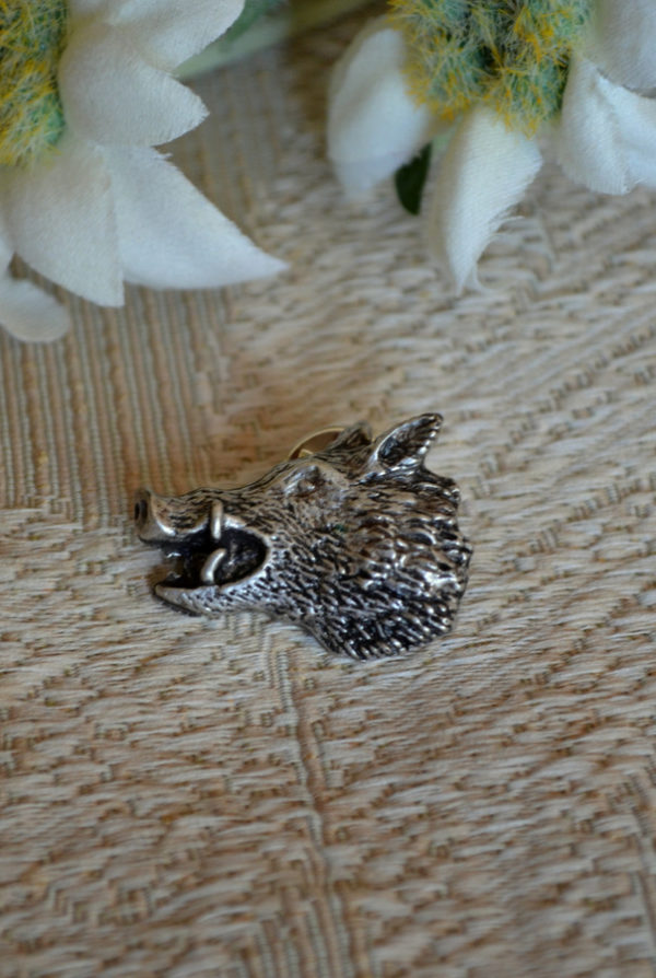 Hat or lapel pin in pewter finish depicting a wild boar's head.