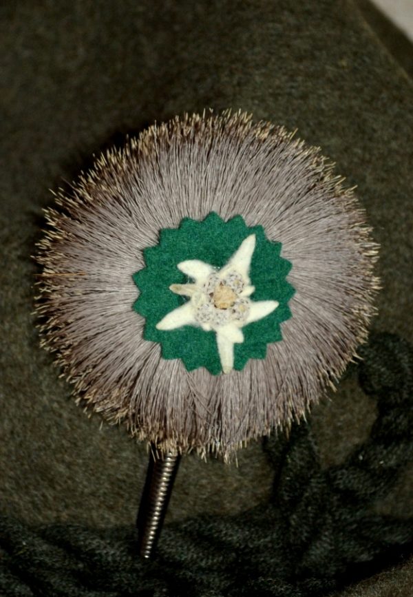 Bavarian hat rad'l pin of genuine deer hair  with real pressed Edelweiss flower centre.