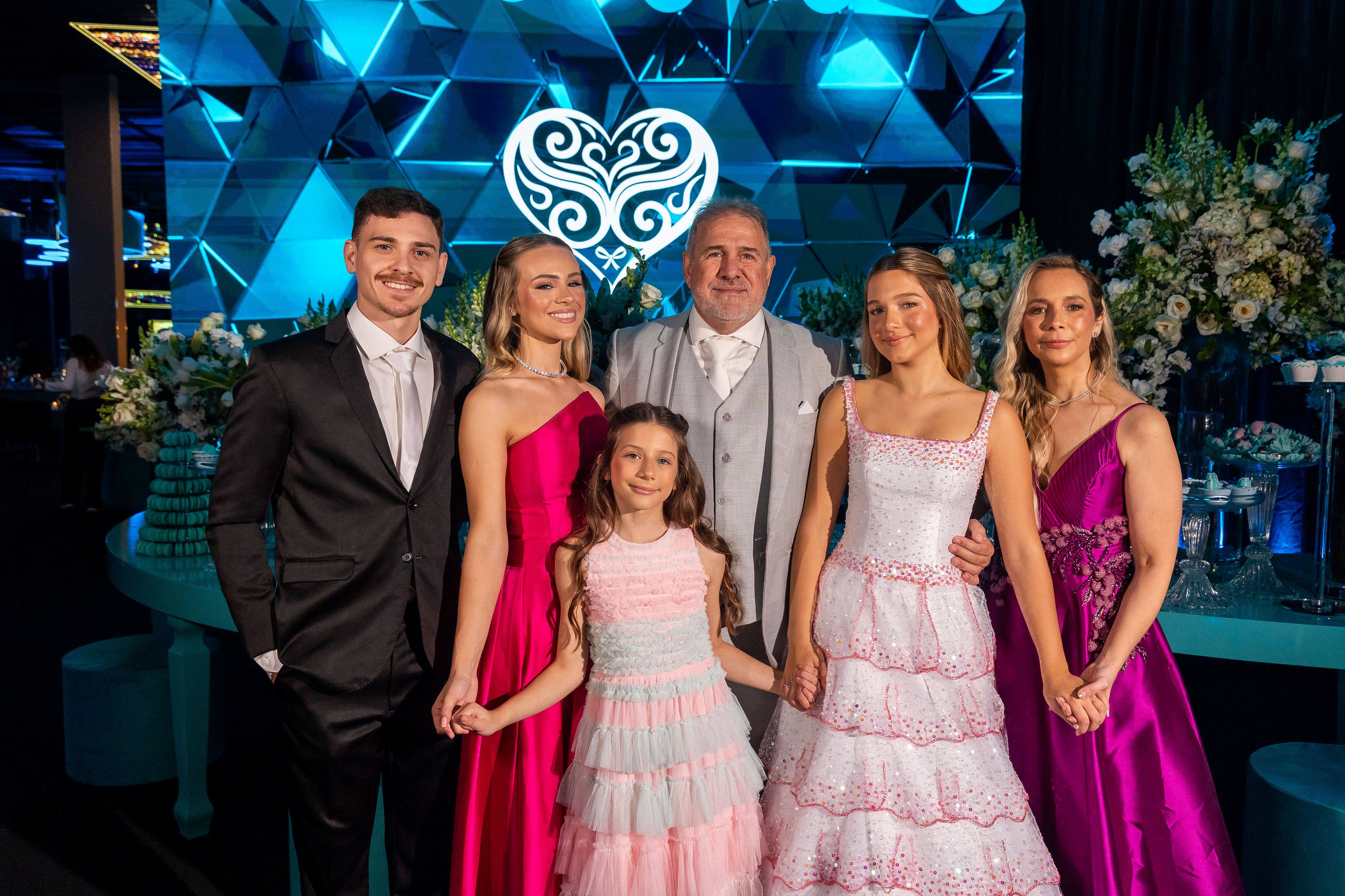 As 10 mais tocadas nas rádios em outubro no Brasil Sofia Schaadt comemora seus 15 anos em grande estilo