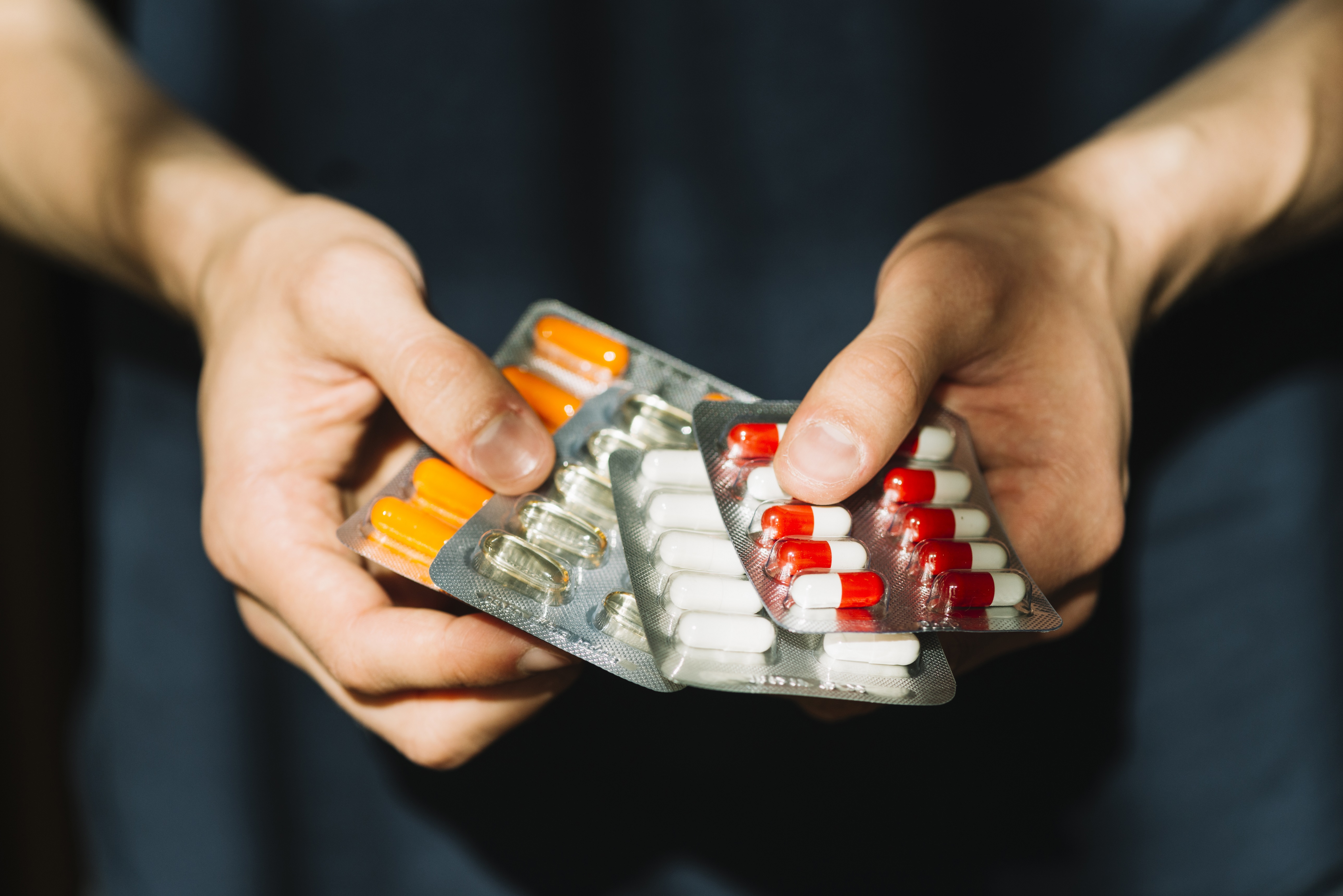 Superbactérias: 7 dicas para usar antibióticos de forma segura 