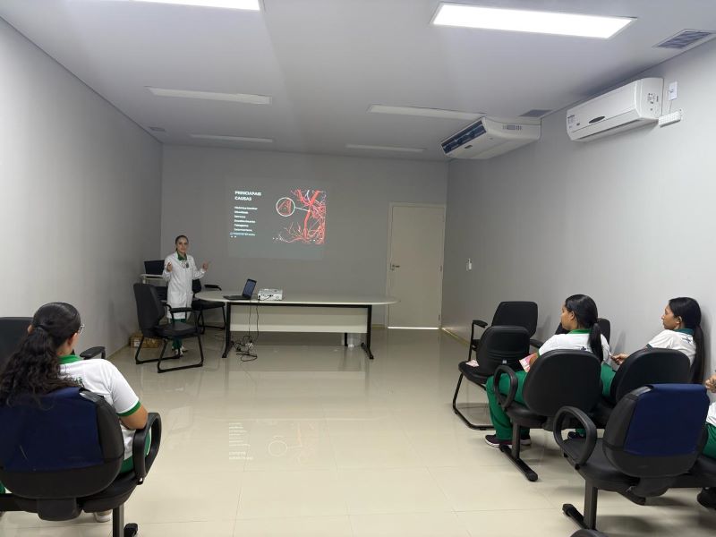 Palestra sobre hipertensão arterial, conduzida pela nutricionista Millena Macedo, reforçou a importância da prevenção e do diagnóstico precoce, Policlínica de Posse em Goiás