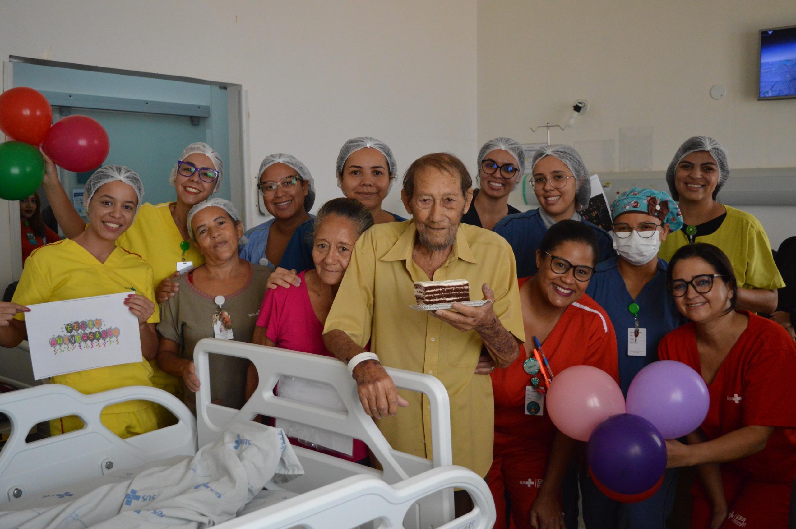 Na despedida, a equipe se reuniu com o paciente Odete e sua esposa, que o acompanhou desde o primeiro dia de internação.