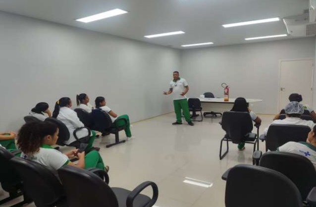 Ovos de Páscoa foram doados à Instituição Acolhedora Casa de Maria Mãe e Mestra pela equipe do HCN, representada pela supervisora de Psicologia, Eva Cleydes, e supervisora do Serviço Social, Jhessika Rayanne.