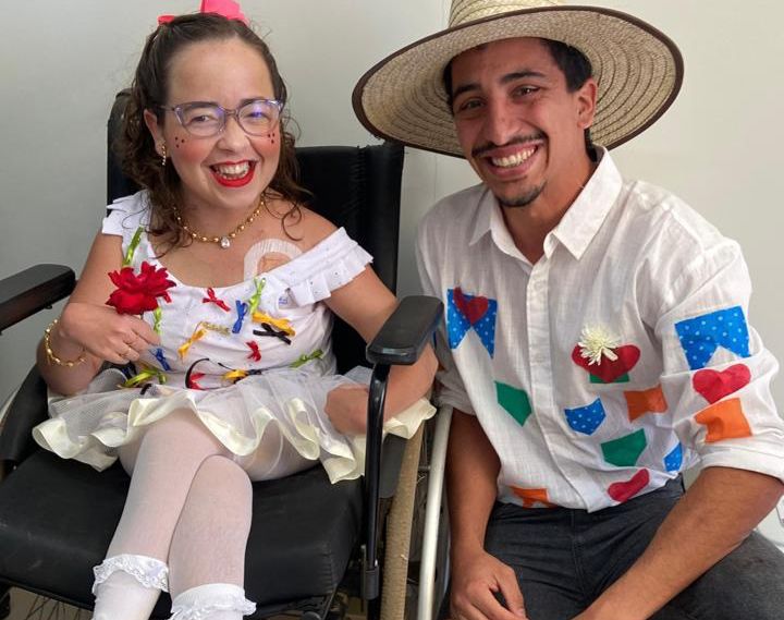 Com muito bom humor, paciente e colaborador protagonizaram o momento mais esperado da festa: o casamento caipira do arraiá junino.