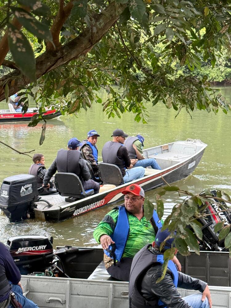 Voluntários nas embarcações para a coleta de resíduos no Rio Verde, em Água Clara (MS). (Divulgação/Greenplac)