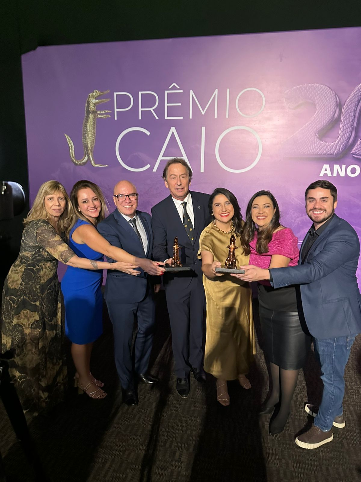 O CEO do Club Med na América do Sul, Janyck Daudet, ao lado do time Club Med, logo após receber os troféus do Prêmio Caio 2024. Crédito: Divulgação. 