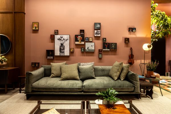 O galery wall formado pela arquiteta Isabella Nalon segue uma estrutura que se assemelha a partituras inserindo a música de maneira sublime no ambiente