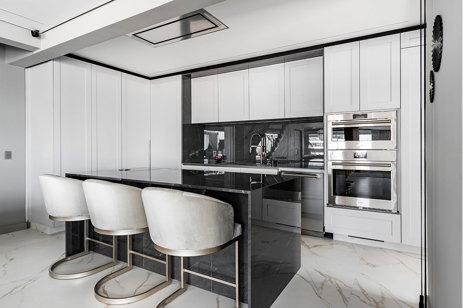 Na cozinha, a marcenaria sob medida concebida pela arquiteta Ana Rozenblit foi essencial para manter o ambiente visualmente organizada – condição primordial por estar aberta para a sala de jantar e as áreas de estar | Projeto Spaço Interior | Foto: Kadu Lopes
