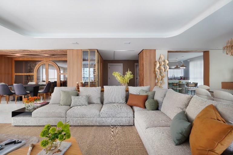 Com um layout totalmente novo, pelas mãos da arquiteta Rosangela Pena, o apartamento de 320 m² passou por processo de modernização que destacou o apreço do casal em ser anfitrião ao recepcionar familiares e amigos | Foto: Sidney Doll