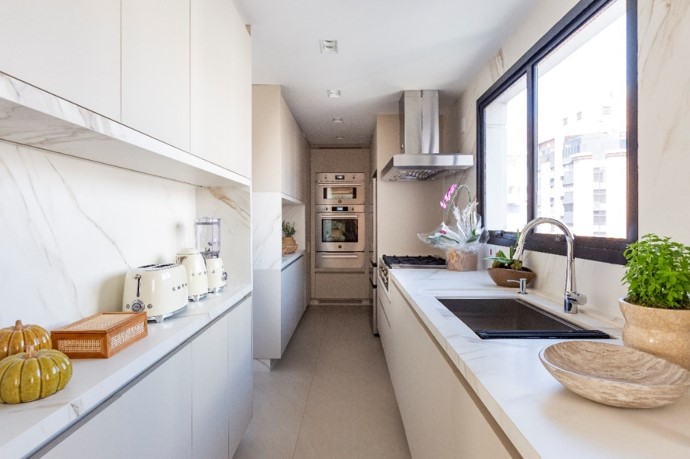 Junto com a funcionalidade, os nichos projetados pela arquiteta Daniela Funari reforçam o charme ao possibilitar a disposição dos eletros estilo retrô e os objetos decorativos que deixam a cozinha ainda mais afável | FOTO: Mariana Camargo