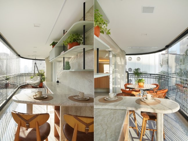 Com mesa e bancada, a varanda revela-se como um espaço perfeito para realizar as refeições com iluminação natural e a vista do bairro. A poltrona suspensa inserida pela arquiteta Rosangela Pena é uma oportunidade para desfrutar o momento, além de descansar corpo e mente | Fotos: Sidney Doll