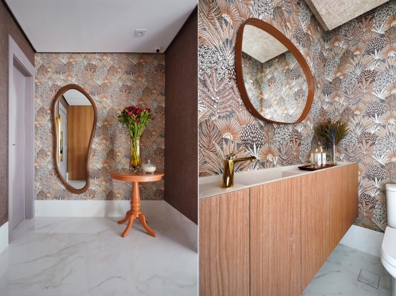 Com referências vintage, caso da mesinha de apoio, a arquiteta Rosangela Pena explorou a contemporaneidade dos espelhos orgânicos. No lavabo, destaque para a bancada com pia esculpida e a torneira dourada | Fotos: Sidney Doll