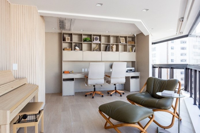 O home office é delineado pela marcenaria com a bancada de trabalho e a estante com nichos ornamentos por itens decorativos e os armários inseridos no projeto executado pela arquiteta Daniela Funari | FOTO: Mariana Camargo