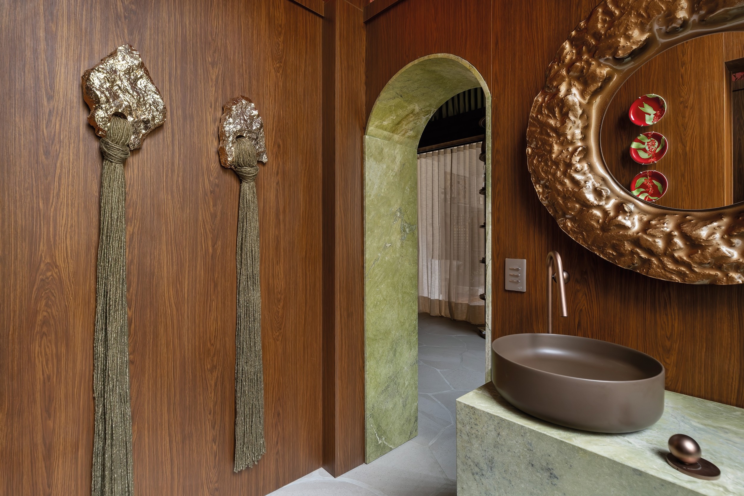 Decorações penduradas de Ângela Maria Atelier e espelho de Luca Milani | Foto: Daniela Magario