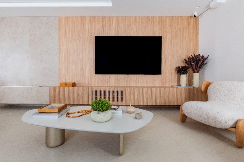 Com uma composição contemporânea e, em certo ponto, minimalista, o design orgânico resplandece novamente na mesa de centro e a poltrona escolhidas pela arquiteta Daniela Funari | FOTOS: Mariana Camargo