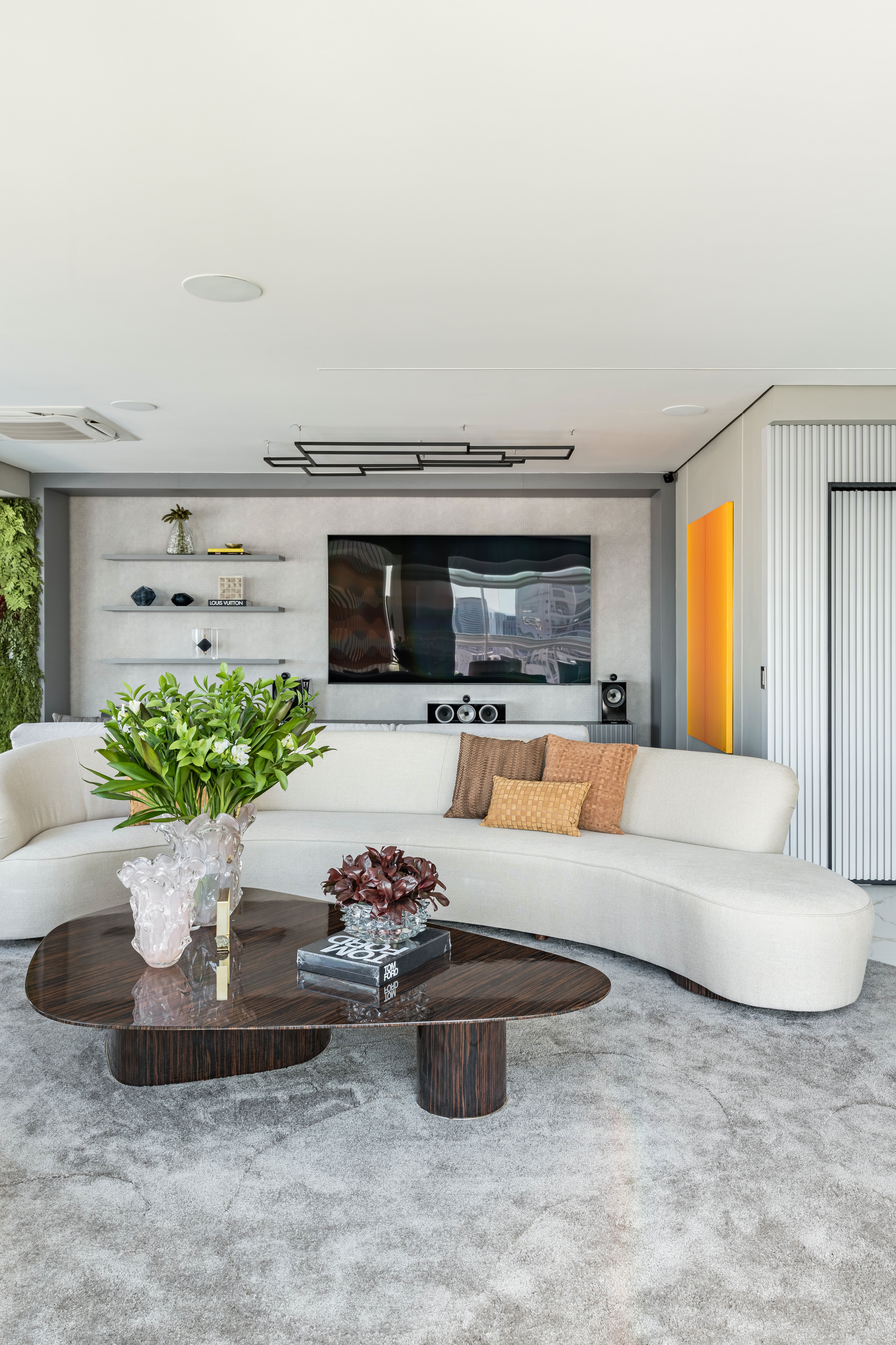 A decisão um sofá-ilha reforça a ideia de uso coletivo do ambiente, conforme propõe a arquiteta Ana Rozenblit. Com essa configuração, a sala favorece encontros informais e diferentes configurações de uso no dia a dia | Projeto Spaço Interior | Foto: Kadu Lopes