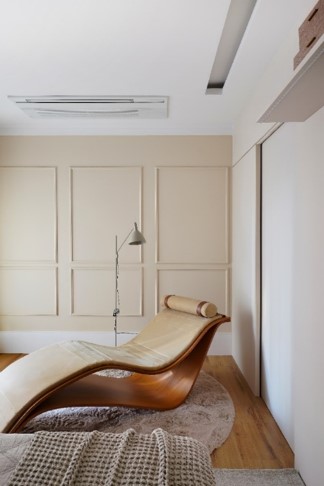 Próxima do acesso ao closet, o cantinho da leitura com a Chaise Su, peça de design assinada pelo designer Rafael Simões Miranda | Projeto: Rosangela Pena Arquitetura | Foto: Sidney Doll
