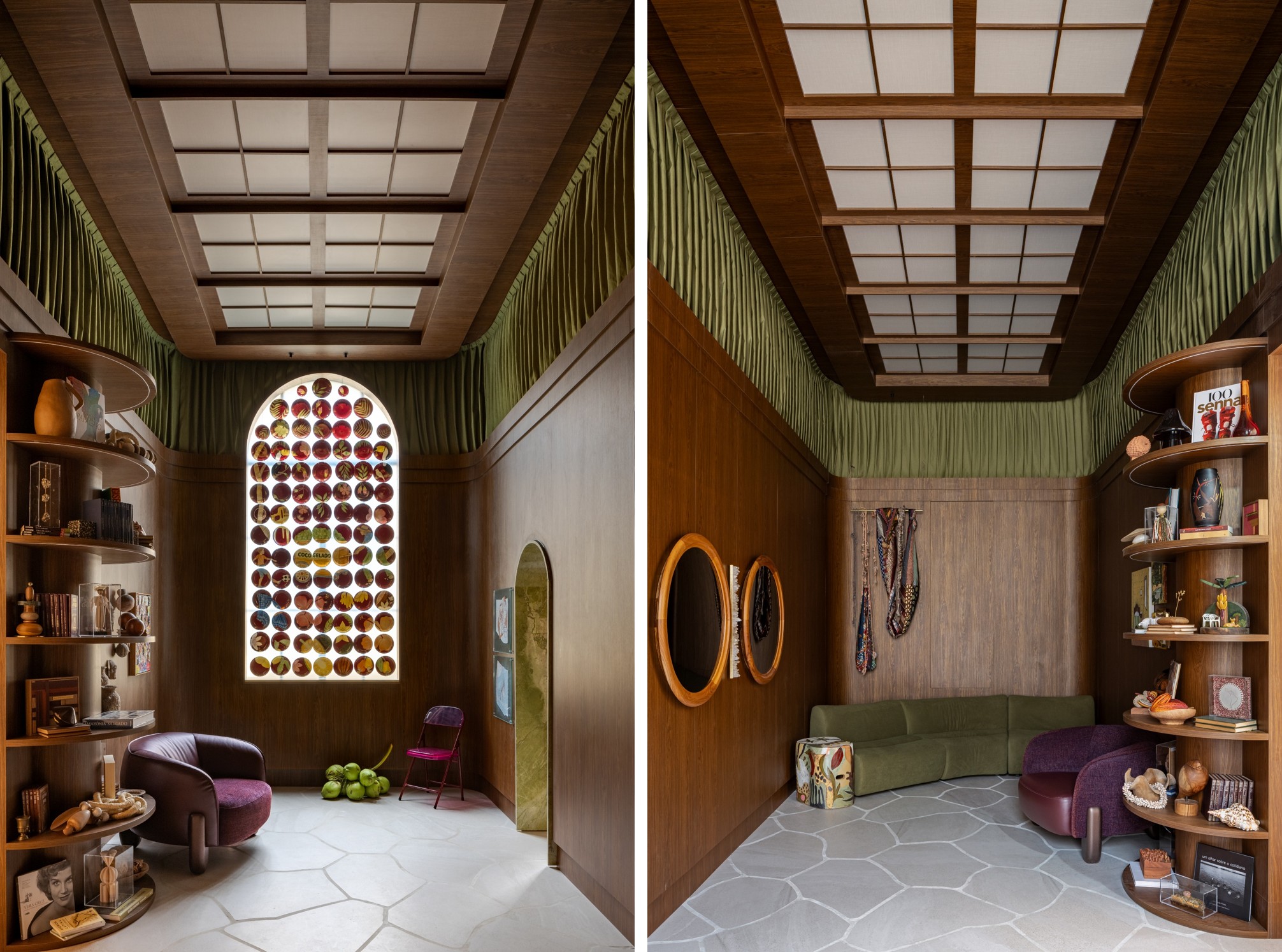 Dos dois ângulos do living é possível observar a composição do ambiente assinado pelo arquiteto Lucas Carrara. As estantes curvas com livros e objetos selecionados, o tecido verde drapeado entre as paredes revestidas de madeira e o teto, mobiliário e obras de arte se evidenciam em companhia do vitral com pratos de porcelana pintados à mão.