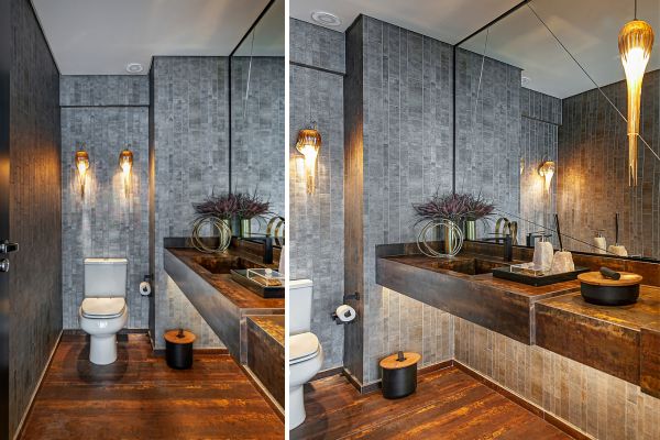No lavabo do pavimento superior, a arquiteta Cristiane Schiavoni adotou o mesmo porcelanato que reveste o piso, que remete ao aço corten, para revestir a bancada suspensa e com cuba esculpida | Fotos: Carlos Piratininga