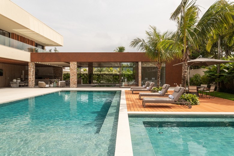 Ao centro, a piscina aquecida, em tom esmeralda, é um dos destaques. O resultado planejado pela arquiteta Patricia Penna é de um confortável e sofisticado spa para ser desfrutado tanto nos dias mais ensolarados, quanto nos menos luminosos | Projeto: Patricia Penna Arquitetura & Design | Foto: Leandro Moraes