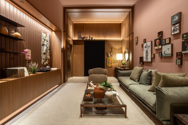 'A Poética do Ritmo', da arquiteta Isabella Nalon, evoca os encantos das artes, música, literatura e do design como os elementos que acessam os sentimentos dos visitantes da CASACOR São Paulo 2026 através de uma arquitetura sensível e delicada. Em destaque na mesa de centro, uma seleção de objetos de marchetaria e partituras musicais.