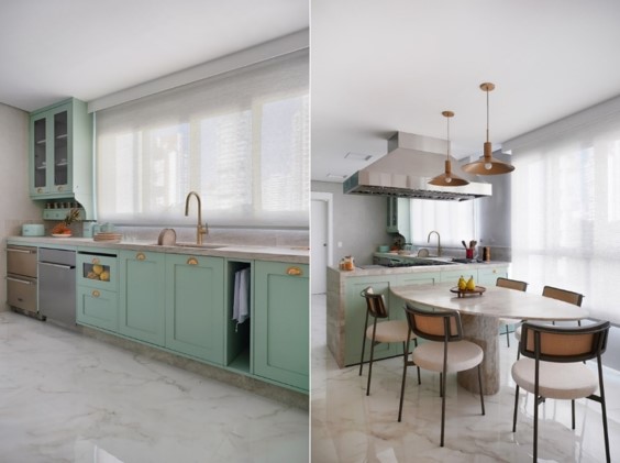 Ao lado da bancada onde está o cooktop, a mesa da copa foi incluída pela arquiteta Rosangela Pena para acomodar as refeições cotidianas do casal. Amplamente iluminada, a persiana de tela tornou-se o modelo mais viável considerando a facilidade para limpar a gordura acumulada | Fotos: Sidney Doll