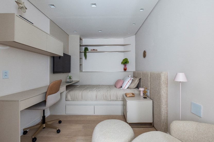 Com um ambiente completo, contendo pufes para estar, cama embutida, nichos e mesa para estudo e trabalho, esse quarto multifuncional se tornou o recanto ideal para receber os hóspedes da família. | Projeto: arquiteta Daniela Funari | FOTO: Mariana Camargo