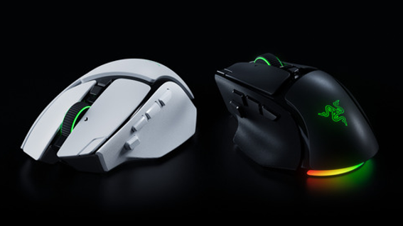 Dois mouses gamer Razer Basilisk V4, nas cores branca e preta, com iluminação RGB
